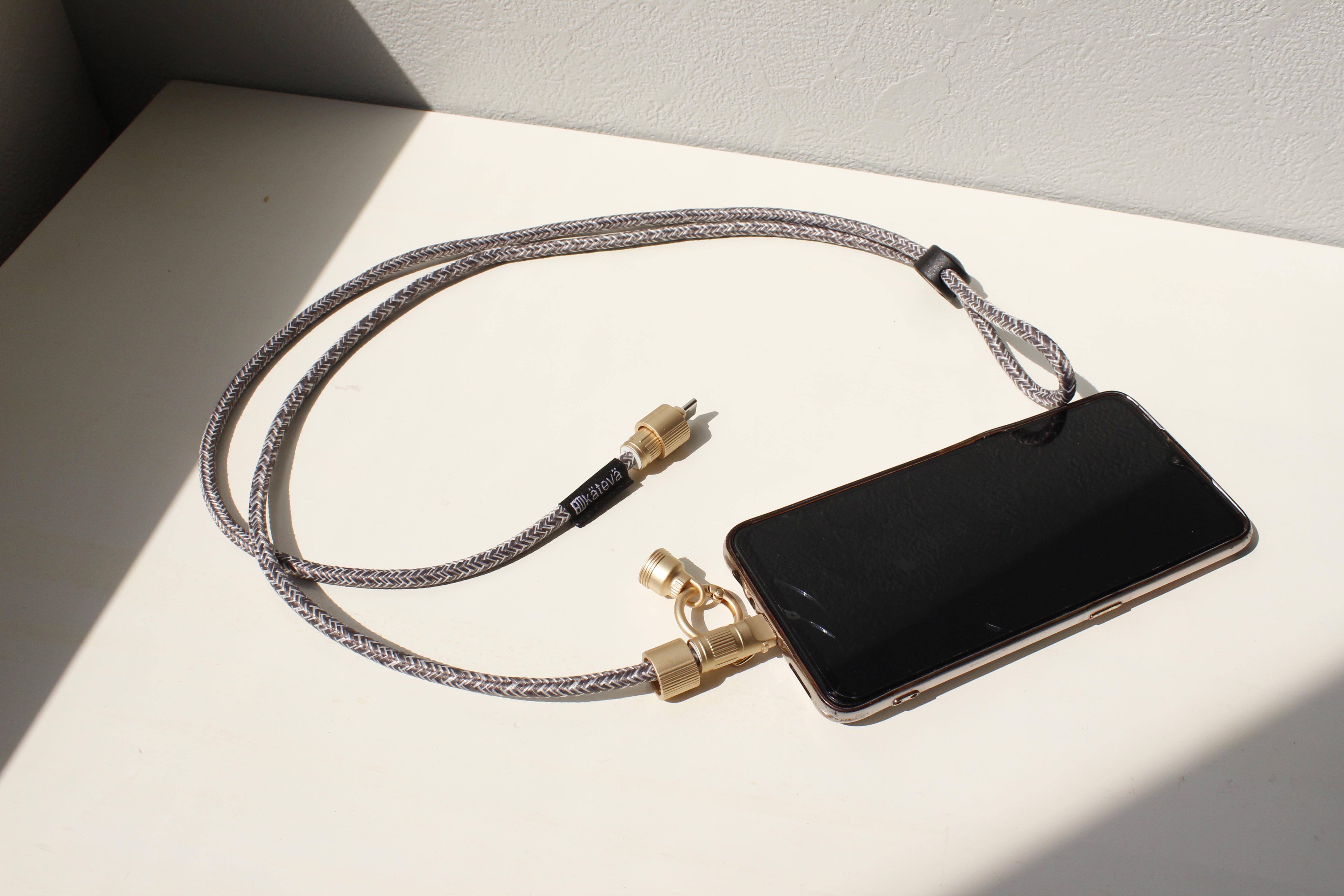 【博多店】スマホの持ち運び・充電はこれ１本で解決！