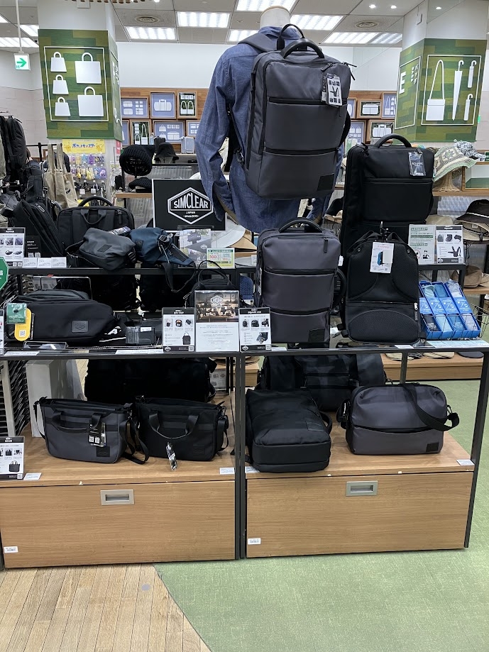 【新宿店/2F】単純明快、シンプル＋クリアー『シムクリア』のバッグ