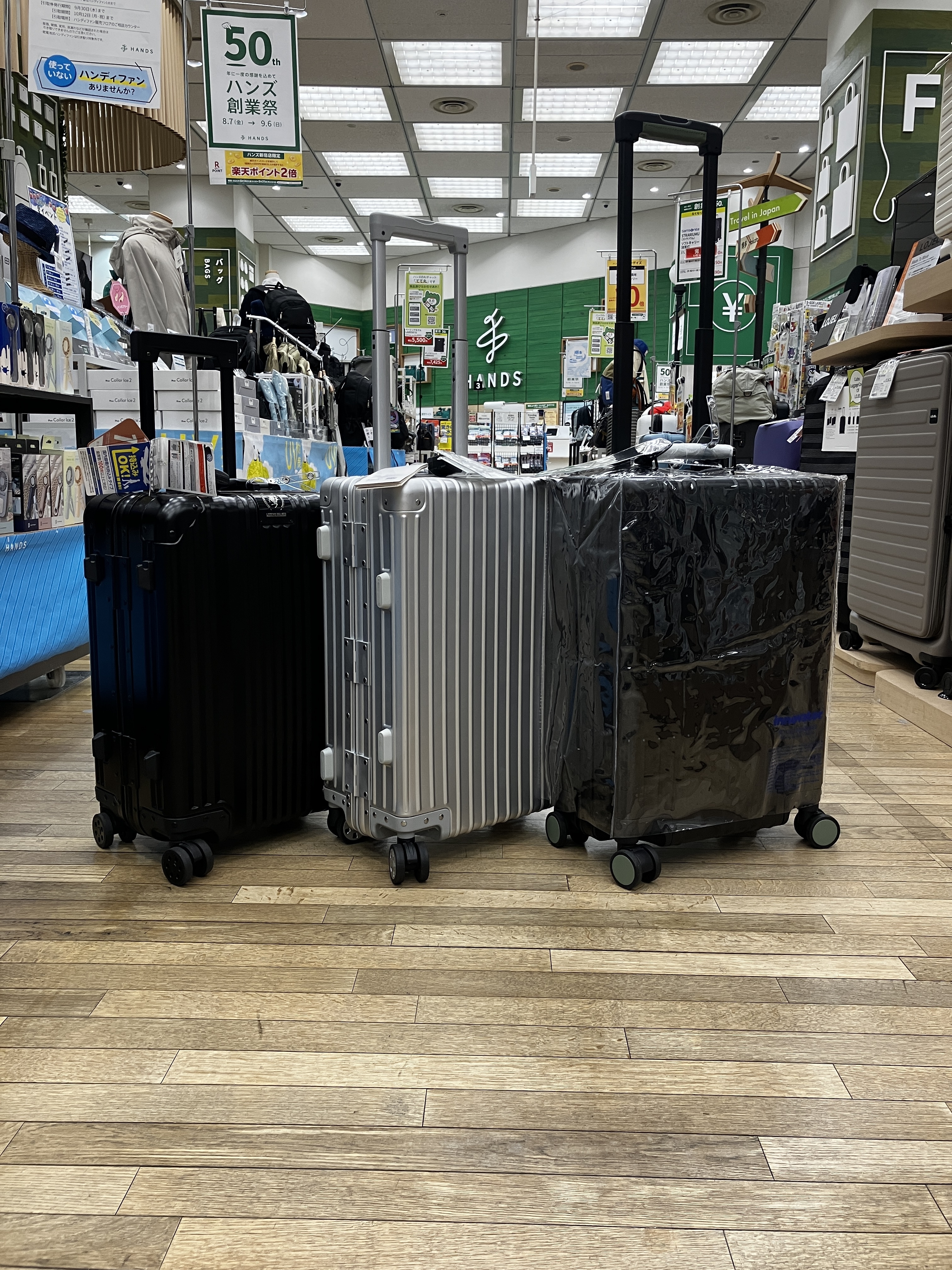 【新宿店/2F】傷すらも旅の思い出に。今選びたい、アルミ製スーツケースの魅力　