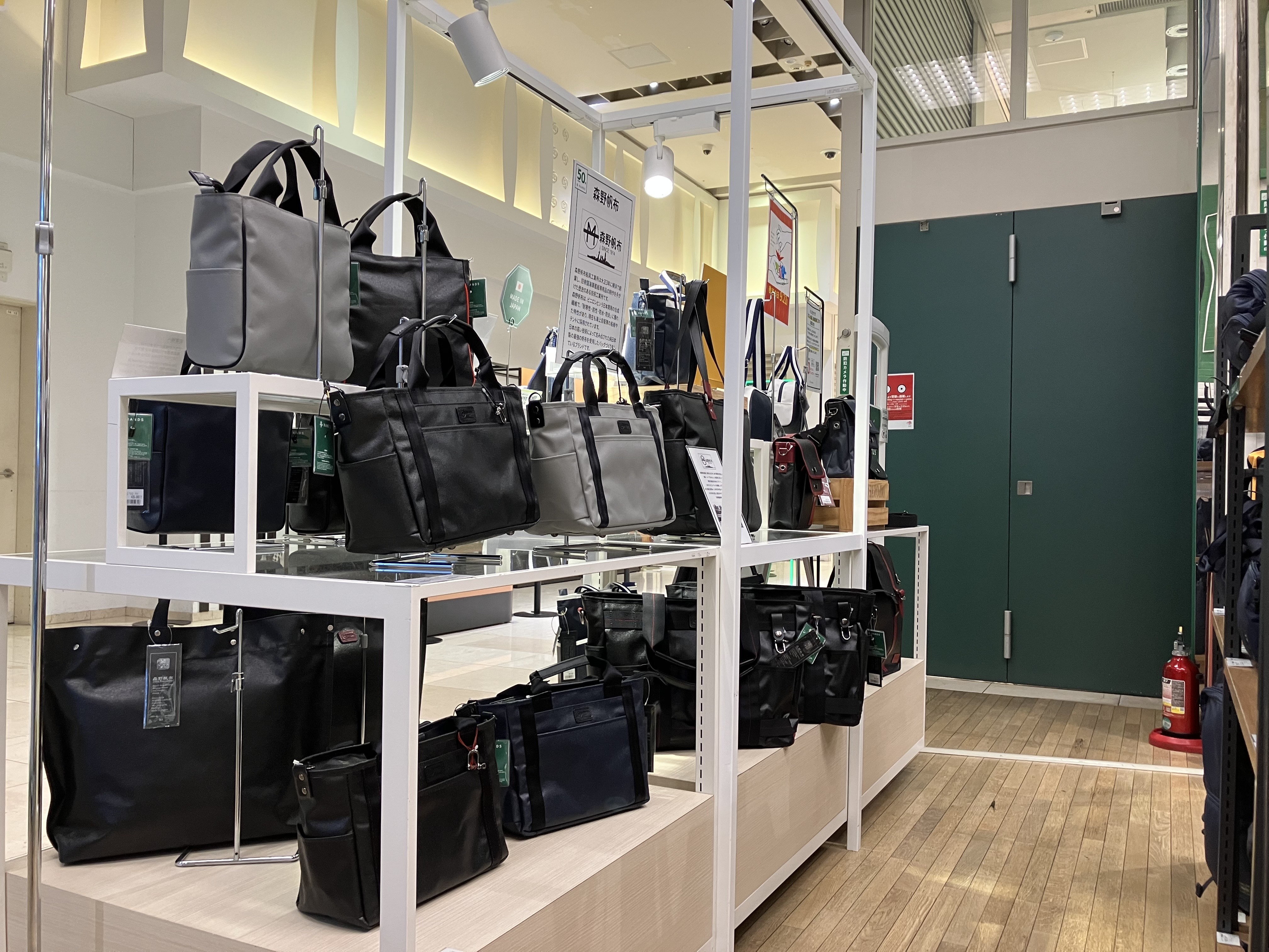 https://store.hands.net/shinjuku/item/e00bb0a00c74d156f9f96cd4637f3840084b7eb4.jpeg
